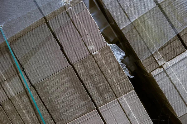 折叠纸板箱 在货盘上堆满了波纹纸板纸 工业生产中成品包装 — 图库照片