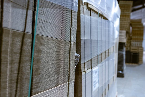 折叠纸板箱 在货盘上堆满了波纹纸板纸 工业生产中成品包装 — 图库照片