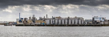 Hamburg, Almanya - 21 Şubat 2020: Elbphilharmonie 'den Elbe Nehri' ne panoramik sanayi manzarası, kimyasal santraller, liman, konteyner terminalleri ve Almanya 'nın Hamburg, Almanya' da liman bölgesi.