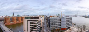 Hamburg, Almanya - 21 Şubat 2020: Hamburg, Almanya panoramik şehir manzarası. Önplanda Liman Bölgesi (HafenCity) ve Sandtorkai Kaiserkai sokakları yer almaktadır..