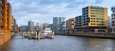 Hamburg, Almanya - 21 Şubat 2020: Liman Bölgesi (HafenCity) Hamburg, Almanya.