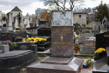 Montparnasse Mezarlığı, Paris, Fransa 'da Alexander Alekhine' in mezarı. Rus ve Fransız bir satranç oyuncusuydu ve iki kez şampiyon olduğu dördüncü dünya satranç şampiyonuydu..