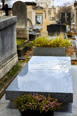 Samuel Beckett 'ın Montparnasse Mezarlığı, Paris, Fransa' daki mezarı. İrlandalı bir romancı, dramatist, kısa öykü yazarı, tiyatro yönetmeni, şair ve edebiyat çevirmeni olarak ödüllendirildi.