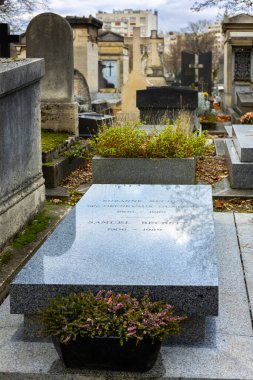 Samuel Beckett 'ın Montparnasse Mezarlığı, Paris, Fransa' daki mezarı. İrlandalı bir romancı, dramatist, kısa öykü yazarı, tiyatro yönetmeni, şair ve edebiyat çevirmeni olarak ödüllendirildi.
