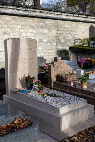 มศพของ Jean Paul Sartre และ Simone Beauvoir สาน Montparnasse ปาร รูปภาพสต็อก