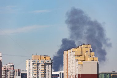 Kyiv, Ukrayna - 08 Temmuz 2024: Rusya 'nın başkent Ukrayna' nın sivil altyapısına yaptığı birleşik füze saldırısı sonrasında şehrin üzerinde duman yükseldi. Rusya 'nın Ukrayna' daki savaş saldırısı