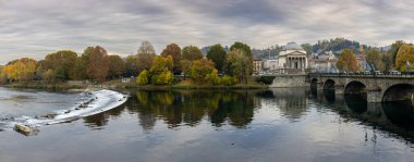 Ponte Vittorio Emanuele ve Gran Madre di Dio kilisesinin yer aldığı İtalya 'nın Torino kentindeki Po Nehri' nin panoramik sonbahar manzarası suya yansıdı..