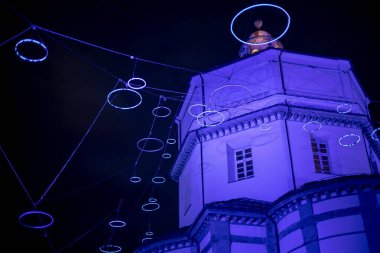 İtalya 'nın Torino kentindeki Chiesa di Santa Maria del Monte dei Cappuccini, geceleri mavi ışıklar ve modern dairesel dekorasyonlarla aydınlatılır. Tarihi kilisenin gece manzarası.