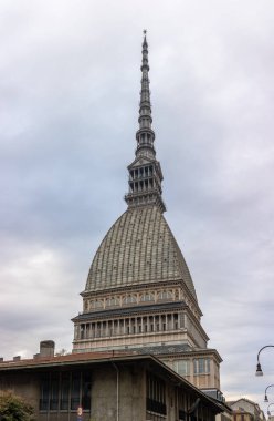 İtalya, Torino 'daki Köstebek Antonelliana' nın yukarıdan görünüşü. Bu ikonik simge eşsiz bir mimari sergiliyor ve şehrin üzerinde yükseliyor..