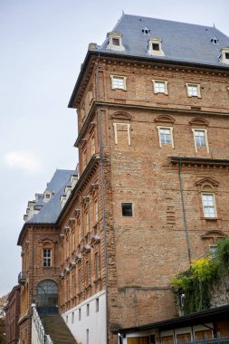 Castello del Valentino Torino, İtalya 'da, Parco del Valentino' da. Bu tarihi tuğla sarayda Rönesans mimarisi sergileniyor.