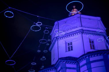İtalya 'nın Torino kentindeki Chiesa di Santa Maria del Monte dei Cappuccini, geceleri mavi ışıklar ve modern dairesel dekorasyonlarla aydınlatılır. Tarihi kilisenin gece manzarası.