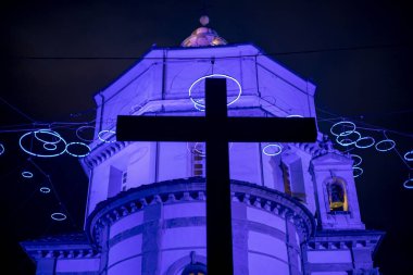 İtalya 'nın Torino kentindeki Chiesa di Santa Maria del Monte dei Cappuccini yakınlarında aydınlatılmış haç modern neon süslemeleriyle gece gökyüzüne karşı duruyor. Şehir gece sahnesi.