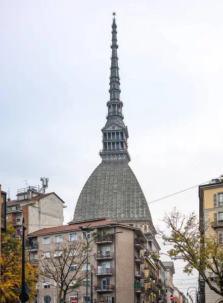 İtalya, Torino 'daki Köstebek Antonelliana' nın yukarıdan görünüşü. Bu ikonik simge eşsiz bir mimari sergiliyor ve şehrin üzerinde yükseliyor..