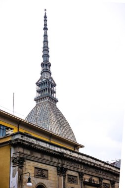 İtalya 'nın Torino kentindeki Mole Antonelliana kulelerinin ayırt edici kulesi. Şehrin mimarisi ve tarihinin ikonik bir sembolü..