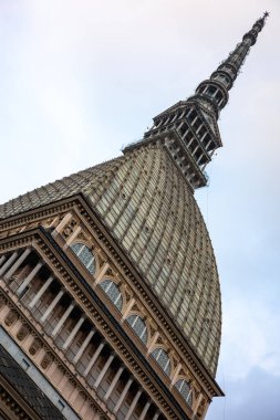 İtalya, Torino 'daki Köstebek Antonelliana' nın yukarıdan görünüşü. Bu ikonik simge eşsiz bir mimari sergiliyor ve şehrin üzerinde yükseliyor..