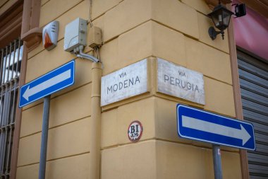 İtalya 'nın Torino kentindeki Via Modena ve Via Perugia caddelerinin kesiştiği yer..