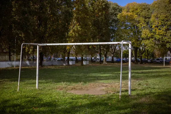 İtalya 'nın Torino kentinde sonbaharda oynanan futbol golü. Kentsel çevrede eğlence ve spor için açık bir alan.