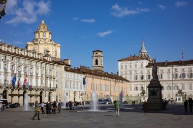 Torino, İtalya - 08 Kasım 2021: Palazzo Madama ile Piazza Castello, fıskiyeler ve dağınık bulutlu mavi gökyüzünün altındaki Kraliyet Sarayı