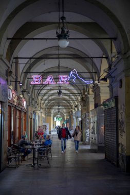 Torino, İtalya - 08 Kasım 2021: Kapalı bir yürüyüş yolu veya atari salonu, oturma odaları ve geçidi aydınlatan neon bir 