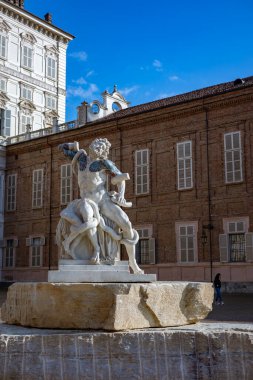 Torino, İtalya - 08 Kasım 2021: Laocon ve yılanları gösteren beyaz mermer bir heykel, Turin ve Piazzetta Reale Kraliyet Sarayı yakınlarındaki görünür dövmeli bir yeniden yorumlama 