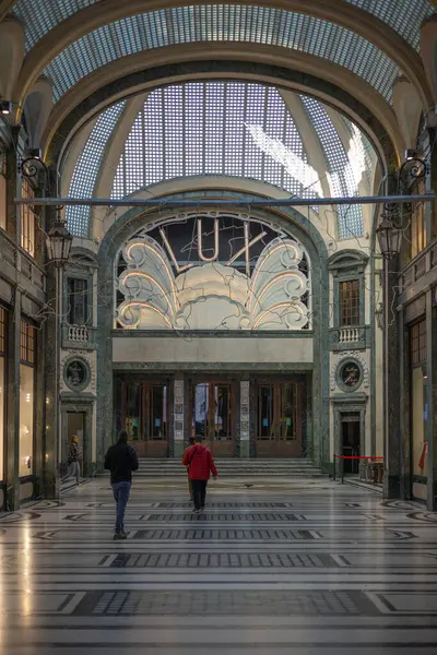 Torino, İtalya - 08 Kasım 2021: Süslü detaylar, mermer döşemeler, dekoratif Art Nouveau tarzı 