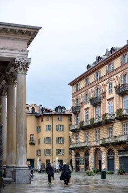 Torino, İtalya - 10 Kasım 2021: Santuario della Consolata yakınlarındaki Piazza della Consolata barok mimari topluluğu ve klasik sütunlarını sergiledi.