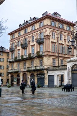 Torino, İtalya - 10 Kasım 2021: Tarihi saraylı Piazza della Consolata yakınlarında mimari ayrıntılar.
