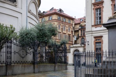 Torino, İtalya - 10 Kasım 2021: Tarihi saraylı Piazza della Consolata yakınlarında mimari ayrıntılar.