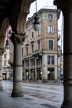 Torino, İtalya - 10 Kasım 2021: Via Pietro Micca boyunca sokak manzarası solda Palazzo Bellia ve caddeden geçen yayalar.