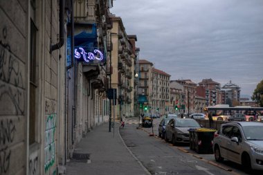 Torino, İtalya - 9 Kasım 2021: Lungo Dora Siena boyunca park etmiş arabaları ve neon bir 