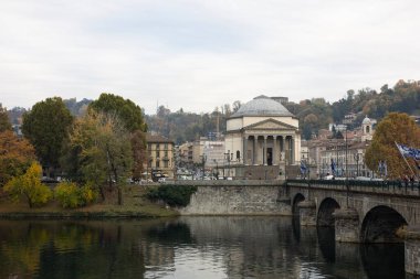 Torino, İtalya - 09 Kasım 2021: Ponte Vittorio Emanuele II ve Gran Madre di Dio kilisesinin yer aldığı Po Nehri 'nin panoramik sonbahar manzarası suya yansıdı.