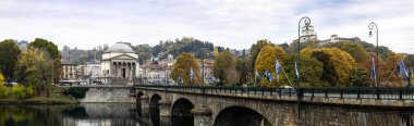 Torino, İtalya - 09 Kasım 2021: Ponte Vittorio Emanuele II ve Gran Madre di Dio kilisesinin yer aldığı Po Nehri 'nin panoramik sonbahar manzarası suya yansıdı.