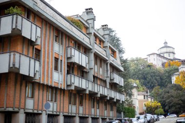 Torino, İtalya - 09 Kasım 2021: Uzakta Monte dei Cappuccini ile Via Sforzesca boyunca binalar