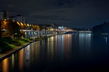 Torino, İtalya - 08 Kasım 2021: Ponte Umberto I köprüsünden gelen renkli yansımalarla Po Nehri seti gece görüşü