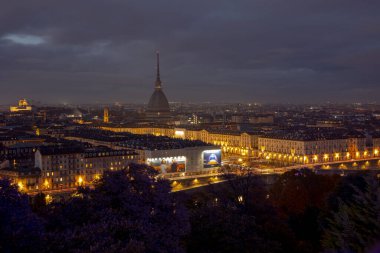 Torino, İtalya - 08 Kasım 2021: Benli Antonelliana ile Torino 'nun günbatımında Monte dei Cappuccini perspektifinden panoramik şehir manzarası