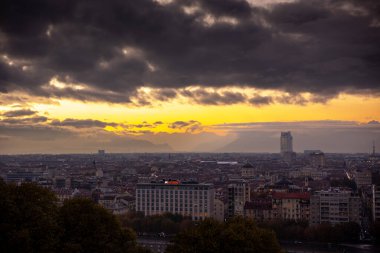 Torino, İtalya - 08 Kasım 2021: Gün batımında Torino kentinin üzerindeki Alpler 'in uzak manzarası