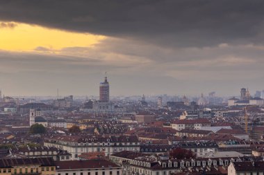 Torino, İtalya - 08 Kasım 2021: Gün batımında Torino kentinin üzerindeki Alpler 'in uzak manzarası