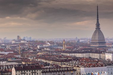 Torino, İtalya - 08 Kasım 2021: Benli Antonelliana ile Torino 'nun günbatımında Monte dei Cappuccini perspektifinden panoramik şehir manzarası