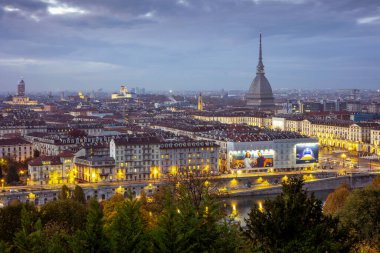 Torino, İtalya - 08 Kasım 2021: Benli Antonelliana ile Torino 'nun günbatımında Monte dei Cappuccini perspektifinden panoramik şehir manzarası