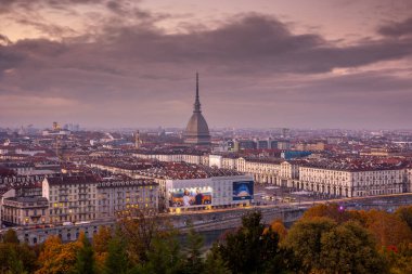 Torino, İtalya - 08 Kasım 2021: Benli Antonelliana ile Torino 'nun günbatımında Monte dei Cappuccini perspektifinden panoramik şehir manzarası
