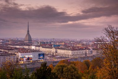 Torino, İtalya - 08 Kasım 2021: Benli Antonelliana ile Torino 'nun günbatımında Monte dei Cappuccini perspektifinden panoramik şehir manzarası