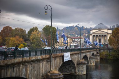 Torino, İtalya - 08 Kasım 2021: Chiesa Parrocchiale della Gran Madre di Dio ve Turin silueti, Po Nehri üzerindeki Ponte Vittorio Emanuele I köprüsünden sonbahar yeşillikleriyle