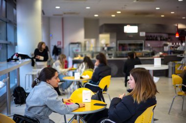 Torino, İtalya - 08 Kasım 2021: Torino Üniversitesi 'ndeki Segafredo Kafe' deki öğrenciler - Kampüs Luigi Einaudi