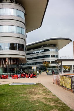 Torino, İtalya - 08 Kasım 2021: Torino Üniversitesi 'nin bir parçası olan, Dora Riparia nehrinin kıyısındaki Luigi Einaudi Kampüsü' nün geniş pencereli modern eğri binalar