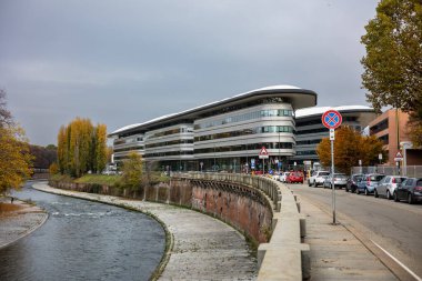 Torino, İtalya - 08 Kasım 2021: Torino Üniversitesi 'nin bir parçası olan, Dora Riparia nehrinin kıyısındaki Luigi Einaudi Kampüsü' nün geniş pencereli modern eğri binalar