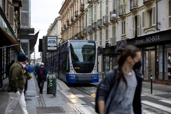 Torino, İtalya - 10 Kasım 2021: Via Garibaldi 'de yayalar ve dükkanlarla tramvay