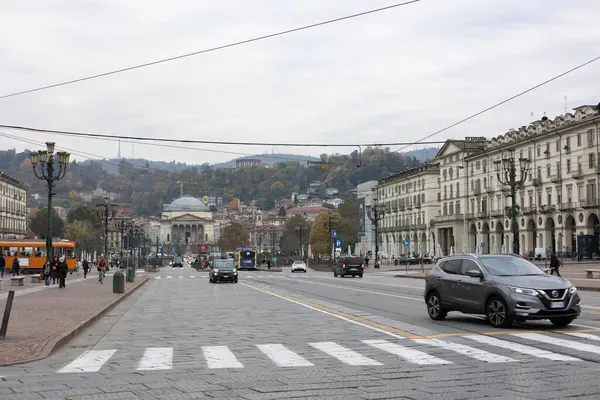 Torino, İtalya - 9 Kasım 2021: Vittorio Veneto Meydanı 'nda trafik ve yayalar