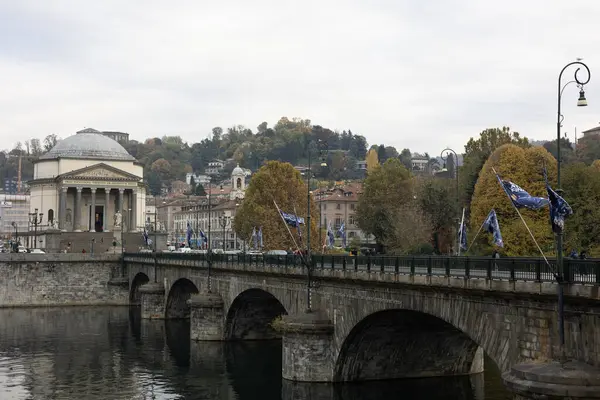 Torino, İtalya - 09 Kasım 2021: Ponte Vittorio Emanuele II ve Gran Madre di Dio kilisesinin yer aldığı Po Nehri 'nin panoramik sonbahar manzarası suya yansıdı.
