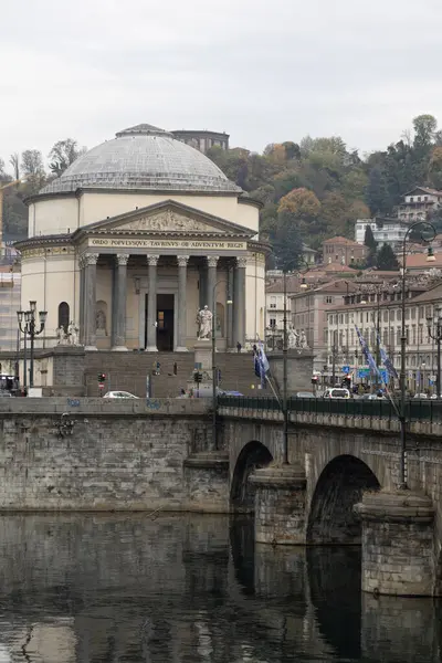 Torino, İtalya - 09 Kasım 2021: Ponte Vittorio Emanuele II ve Gran Madre di Dio kilisesinin yer aldığı Po Nehri 'nin panoramik sonbahar manzarası suya yansıdı.