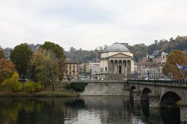 Torino, İtalya - 09 Kasım 2021: Ponte Vittorio Emanuele II ve Gran Madre di Dio kilisesinin yer aldığı Po Nehri 'nin panoramik sonbahar manzarası suya yansıdı.